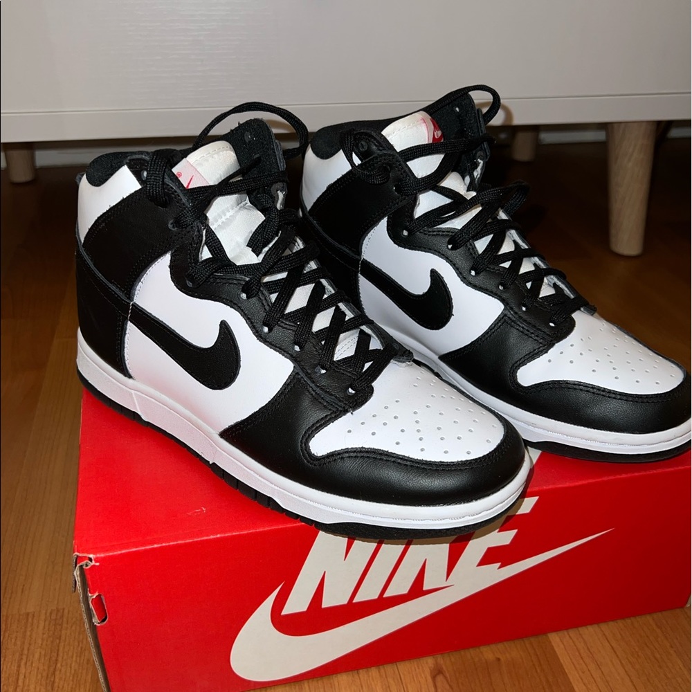 Nike Dunks Women ‘Black and White’